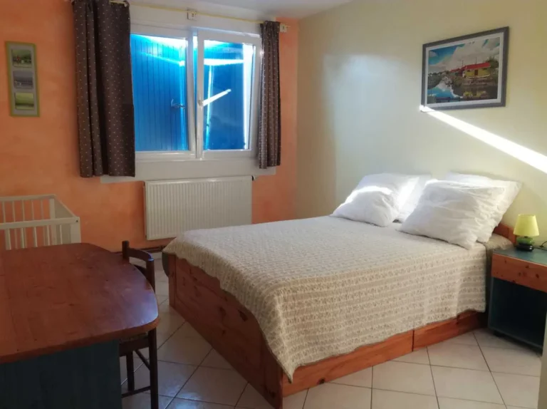 Maison de vacances 14 personnes aux Mathes - grande chambre avec lit bebe